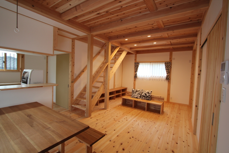 自然素材でつくった同居型の二世帯住宅　磐田市I様邸 リビング